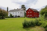 Våningshuset og stabburet på Østre Burul. Foto: Leif-Harald Ruud (2022).