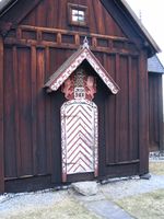Inngangsdøren til Nore stavkirke. Foto: Siri Johannessen (2006).