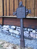 Støpejernskors til minne om Jonny Plesner Bruun ved Nore stavkirke. Foto: Siri Johannessen (2006).