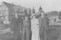 Elever utenfor skolen i 1919.