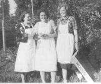 Butikkdamer i Skjelvågen. Solveig (Hustad) Ferstad som begynte på Samvirkelaget i 1947 er her sammen med ekstrahjelpene Erna og Mollfrid.