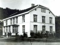 Kvitlåna på By gård på Egge. Foto: Steinkjerleksikonet (1906).