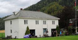 Drengestua på By gård i Egge i Steinkjer kommune, oppført i 1850-åra. Bygningen ble bombet og brant ned 21. april 1940, gjenoppført i samme stil i 1944, med bolig i andre etasje og festsal i første etasje. Foto: Morten Stene/Steinkjerleksikonet (2013).