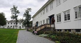 Hovedlåna til høyre, og kvitlåna i bakgrunnen. Foto: Morten Stene/Steinkjerleksikonet (2013).