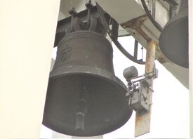 Kirkeklokker med kong Olav Vs monogram, Bygdøy kirke, produsert av Olsen Nauen (1968). Foto: Stig Rune Pedersen