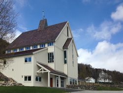 Båe kyrkjene i Bykle kyrkjebygd sett frå sør. Foto: Siri Johannessen (2020)