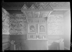 Altar og altartavle. Foto: Ukjend / Nasjonalbiblioteket