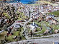 Bymodellen Sandefjord 1880, laget av kunstneren Anker Eriksen, "Byen" sett fra nord med Sandar kirke og Sandar herredshus i senter. Bymodellen utstilt på Sandefjord rådhus før flytting og nå på verkstedet til Vestfoldarkivene. Foto: Finn Egil Johannessen (1980).