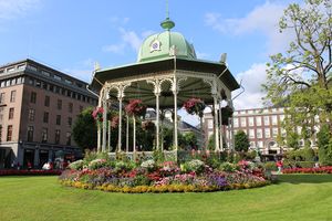 Byparken i Bergen Musikkpaviljongen 2015.JPG