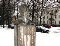 Byste av Arno Berg på Arno Bergs plass, utført av Haukeland (1970). Foto: Stig Rune Pedersen (2013)