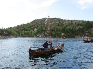 C01863 geitbåt-fyring.jpg