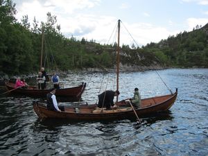 C01864 geitbåt-fyring.jpg