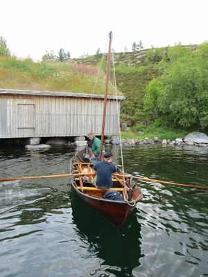 C01866 geitbåt-trirøing.jpg