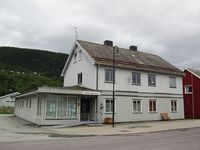 Orkdalsvn. 38: Orkdal legesenter. Foto: Olve Utne (2013).