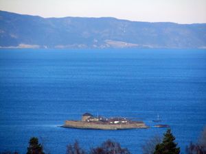 C11780j Munkholmen sett fra Sverresborg.jpg