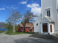 Stavkyrkja ligg rett utom nykyrkja. Foto: Olve Utne (2012).