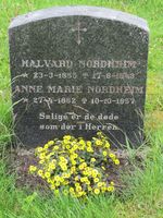 «HALVARD NORDHEIM ★ 23–3–1855 ✠ 17–8–1943 ANNE MARIE NORDHEIM ★ 27–4–1862 ✠ 10–10–1957 Salige er de døde som dør i Herren.»