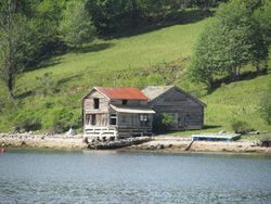 Svalgangsbrygge og svalgangsnaust i Arasvika på Ertvågsøya på Nordmøre. Foto: Olve Utne (2015).