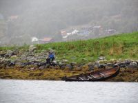 Gunnar Eldjarn sitt i fjøresteinane attmed ein oppdregen åfjordsfæring under kapproing på Råseglseminaret 2015 i Valsøyfjorden. Foto: Olve Utne