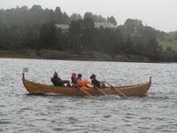 Ein færøybåt med tre rorsrom under kapproing i Valsøyfjorden. Foto: Olve Utne (2015).