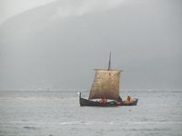 Åfjordsseksring under kappseglas på Råseglseminaret 2015 i Valsøyfjorden. Foto: Olve Utne