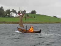 Sognebåt under kappsegling på Råseglseminaret 2015 på Otnes i Valsøyfjorden. Foto: Olve Utne