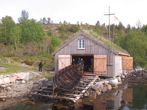 C23222 Geitbåtens Venner Havhesten og stavlinenaustet.jpg