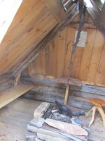 Inni firkanta dimbargåhte ved Dållågádden i Beiarn kommune i Salten. Foto: Olve Utne (2017).