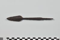 Pilespiss av jern ca. 18 cm fra vikingtida, funnet på Jemli av Jens Jemli.