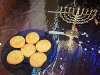 Jødekaker og ḥanukkiyya. Foto:  Olve Utne (2017).