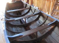 Båten har ein kombinasjon av spant og ribber.