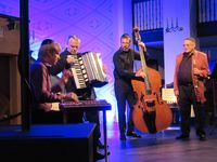 Frå venstre: Michael Leontchik (cimbalom), Enrique Ugarte (trekkspel), Guido Jäger (kontrabass) og Giora Feidman. Foto: Olve Utne
