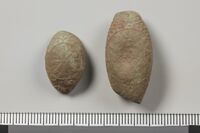 Kobberknapper med stempelornamentikk, trolig middelalder. Funnet på Musli ved utgraving i 1999. Foto: Olav Heggø, UiO.