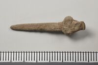 Torn til spenne, av kobber. Trolig fra middelalder. Funnet på Musli ved utgraving i 1999. Foto: Olav Heggø, UiO.