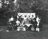 Familiesamling ved Sonja Mjøens dåp på Gjøvik gård. Foto: Hilda Julin/Mjøsmuseet (1899).