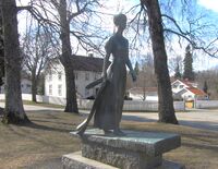 Statue av den unge Camilla Collett ved Eidsvoll kirke, utført av Ada Madsen (1977). Foto: Stig Rune Pedersen