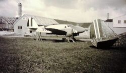 Nylig ankomne italienske Capronifly foran "Hundremeterhangarene". Jagerbataljonens nye hangar under bygging til venstre. 1939.