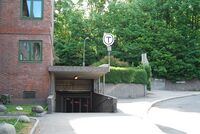 En av nedgangene fra Grenseveien til Carl Berners plass stasjon. Foto: Wasielgallery (2009).