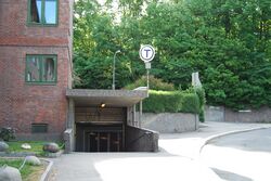 En av nedgangene fra Grenseveien til stasjonen. Foto: Wasielgallery (2009).