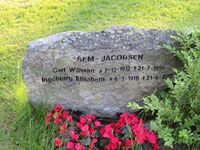 Gravminnet til overlege Carl Wilhelm Sem-Jacobsen. Foto: Stig Rune Pedersen
