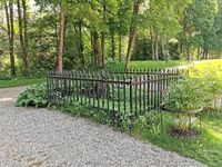 Gravstedet ligger bak Eidsvollsbygningen. Foto: Trond Nygård (2020).