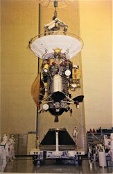 Satellitten Cassini før oppskytingen mot Saturn. Varmeskjoldet og Huygens ses til venstre på satellitten.