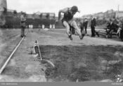 Charles Hoff hopper lengde på Frogner stadion. Foto: Oslo Museum (1924-1925).