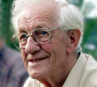 Charles Karlsen, jeger, lokalhistoriker, journalist og gårdsarbeider - blant mye annet.Foto: Morten Stene (2002).