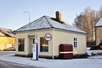 Charlottenberg, gammel Esso-stasjon i Skolgatan. «C.J. Magnussons Esso-mack». Foto: Roy Olsen (2019).
