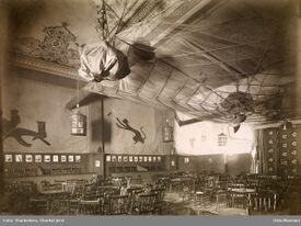 Dekorasjoner i Chat Noirs første lokale i Portbygningen til Christiania Tivoli (1913) Foto: Thorkel Jens Thorkelsen/Oslo Museum (1913-1919).