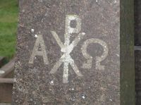 Symbolene chi rho og alfa-omega sammen på gravminne på Vår Frelsers gravlund i Oslo. Foto: Stig Rune Pedersen (2015).