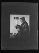 Kone som skjærer brød, 1879. Foto: Nasjonalbiblioteket