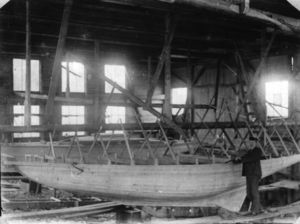 Christian Jensen med en av sine regattabåter ca 1908.jpg