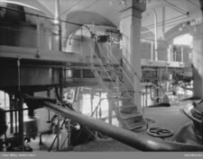 Fra produksjonslokalene, legg merke til søylene og taket. Foto: Anders Beer Wilse/Oslo Museum (1926).